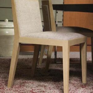 Sillas, acabado en roble natural macizo, tapizado en beige