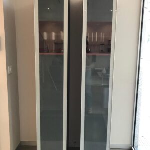 Conjunto de dos vitrinas con puertas de cristal y luz led en el interior