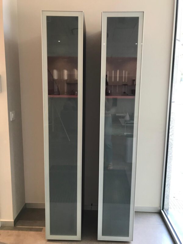 Conjunto de dos vitrinas con puertas de cristal y luz led en el interior